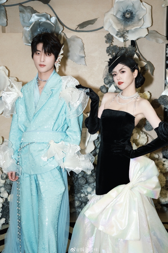 【蜗牛电竞】PEL美女主持吉祥晒照:欢迎来到PEL魔法秀场🖤🐈⬛🎶