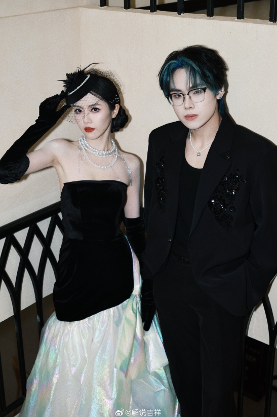 【蜗牛电竞】PEL美女主持吉祥晒照:欢迎来到PEL魔法秀场🖤🐈⬛🎶