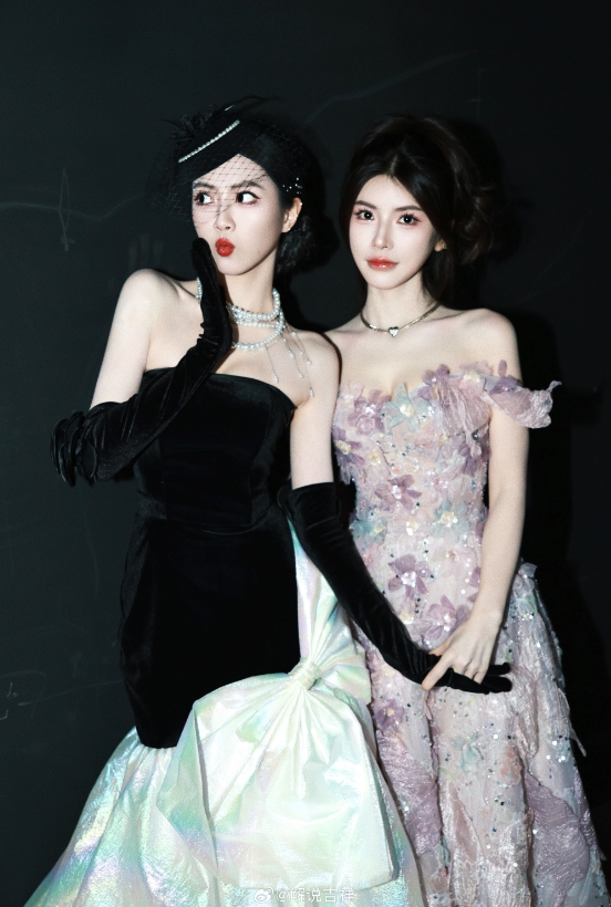 【蜗牛电竞】PEL美女主持吉祥晒照:欢迎来到PEL魔法秀场🖤🐈⬛🎶