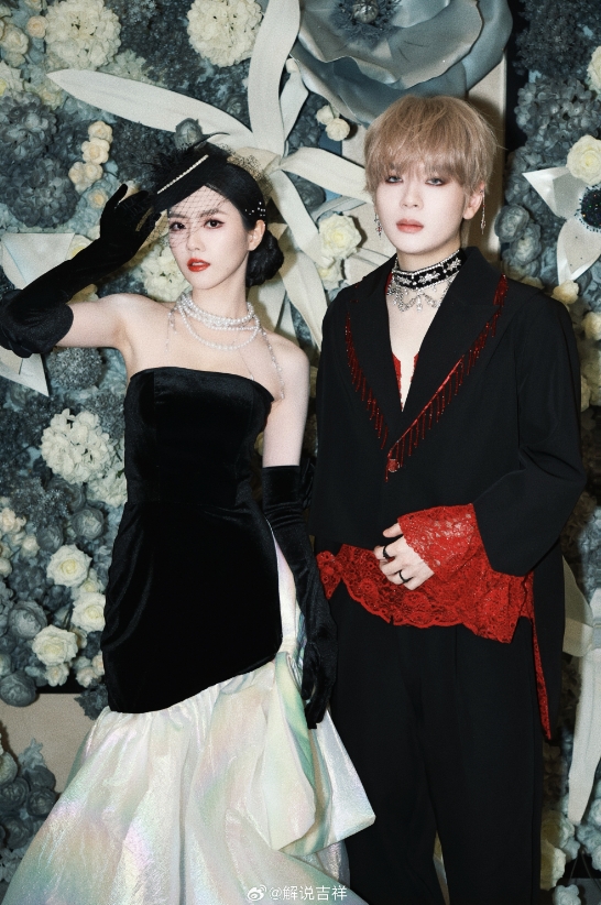 【蜗牛电竞】PEL美女主持吉祥晒照:欢迎来到PEL魔法秀场🖤🐈⬛🎶