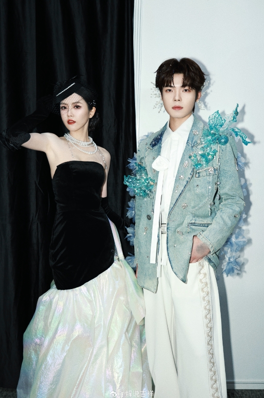 【蜗牛电竞】PEL美女主持吉祥晒照:欢迎来到PEL魔法秀场🖤🐈⬛🎶