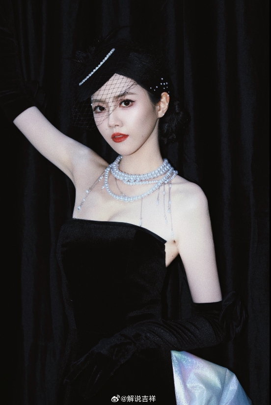 【蜗牛电竞】PEL美女主持吉祥晒照:欢迎来到PEL魔法秀场🖤🐈⬛🎶