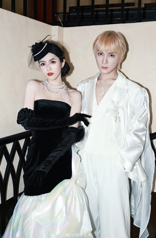 【蜗牛电竞】PEL美女主持吉祥晒照:欢迎来到PEL魔法秀场🖤🐈⬛🎶