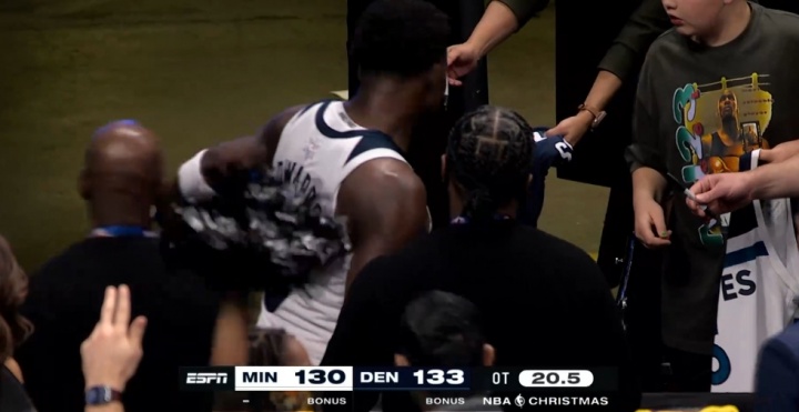 【森林狼】华子情绪失控!指着裁判骂!连吃两T+共吃三T被驱逐了(图1) 【森林狼】华子情绪失控!指着裁判骂!连吃两T+共吃三T被驱逐了(图1)