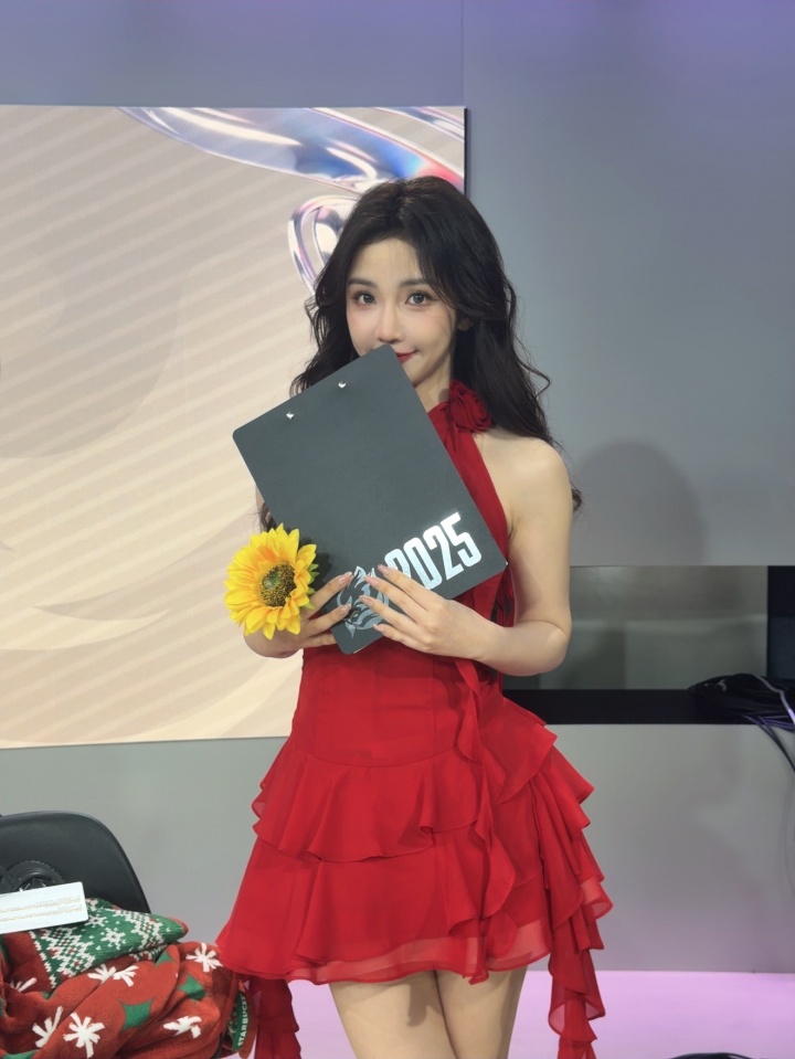 KPL女解说小鹿晒照：🌻💃🏻~