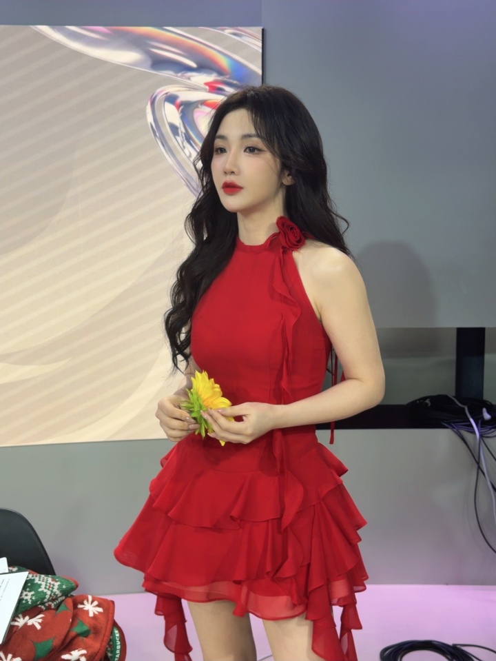 KPL女解说小鹿晒照：🌻💃🏻~