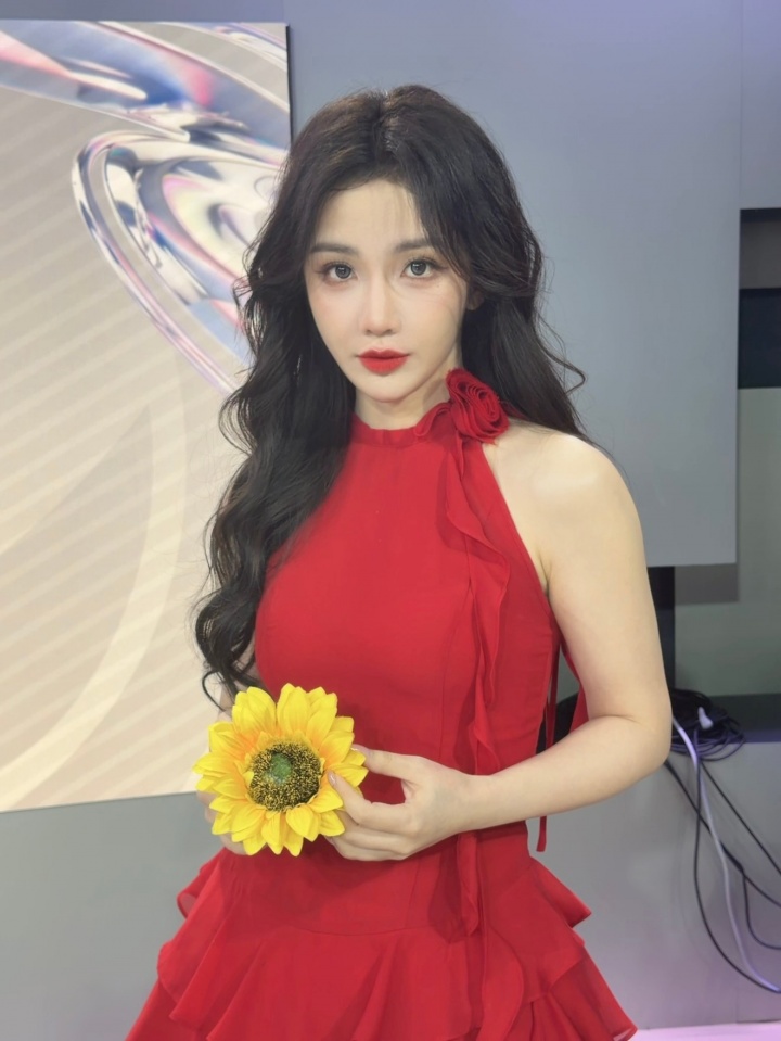 KPL女解说小鹿晒照：🌻💃🏻~