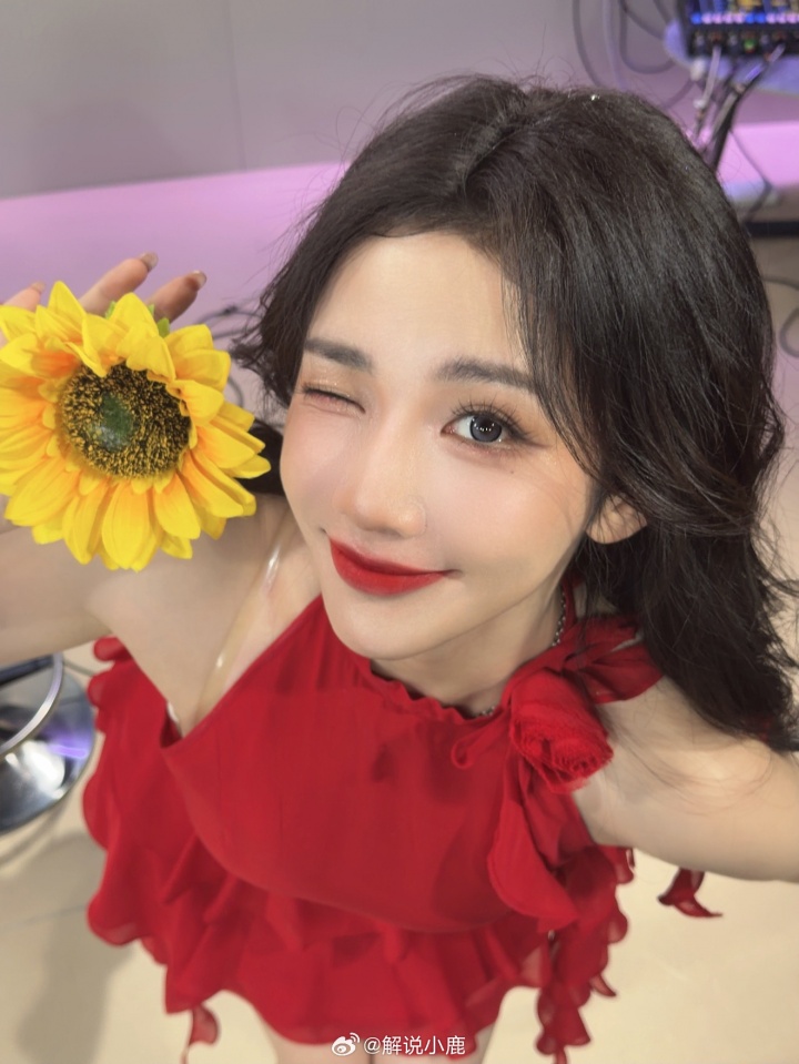 KPL女解说小鹿晒照：🌻💃🏻~