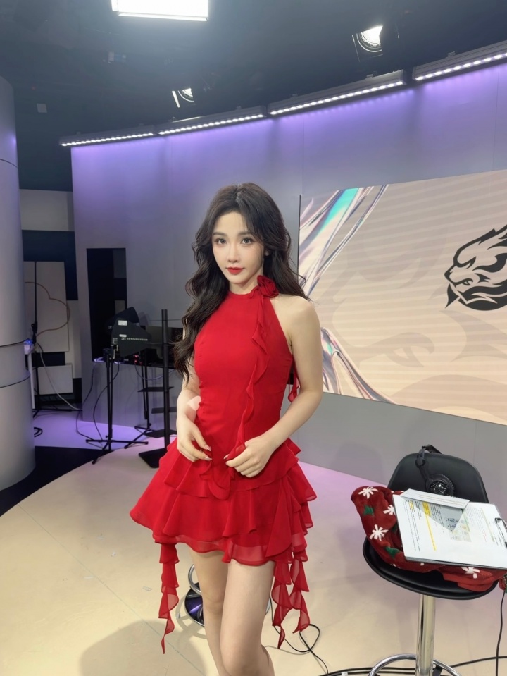 KPL女解说小鹿晒照：🌻💃🏻~