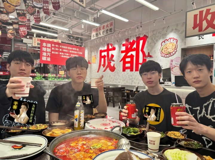 AL社媒晒出选手聚餐合照:吃点地地道道的火锅🍲