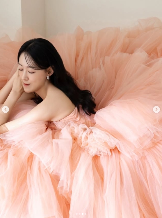 Gumayusi大姐晒婚纱照：一月就要结婚了 感谢所有的爱和温暖的祝福