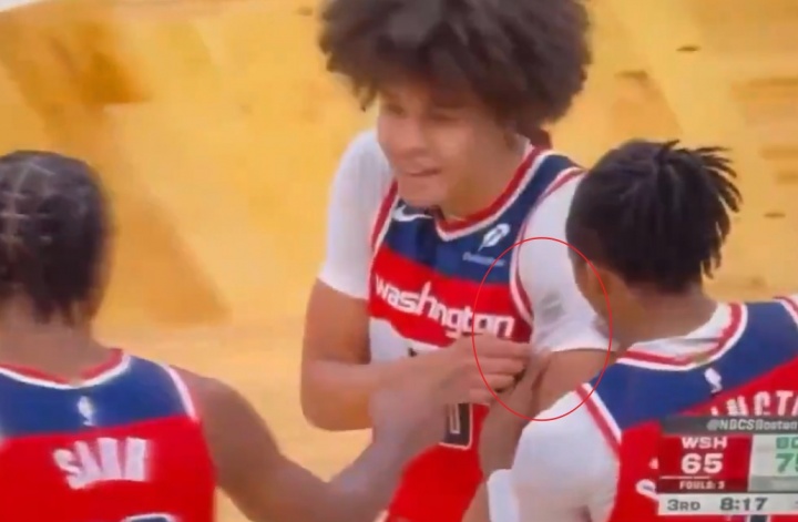 [球迷必看]年度十⚽大搞笑场面：布朗发际线粉“杀伤”多人 班炮卡bug弄巧成拙(图4)