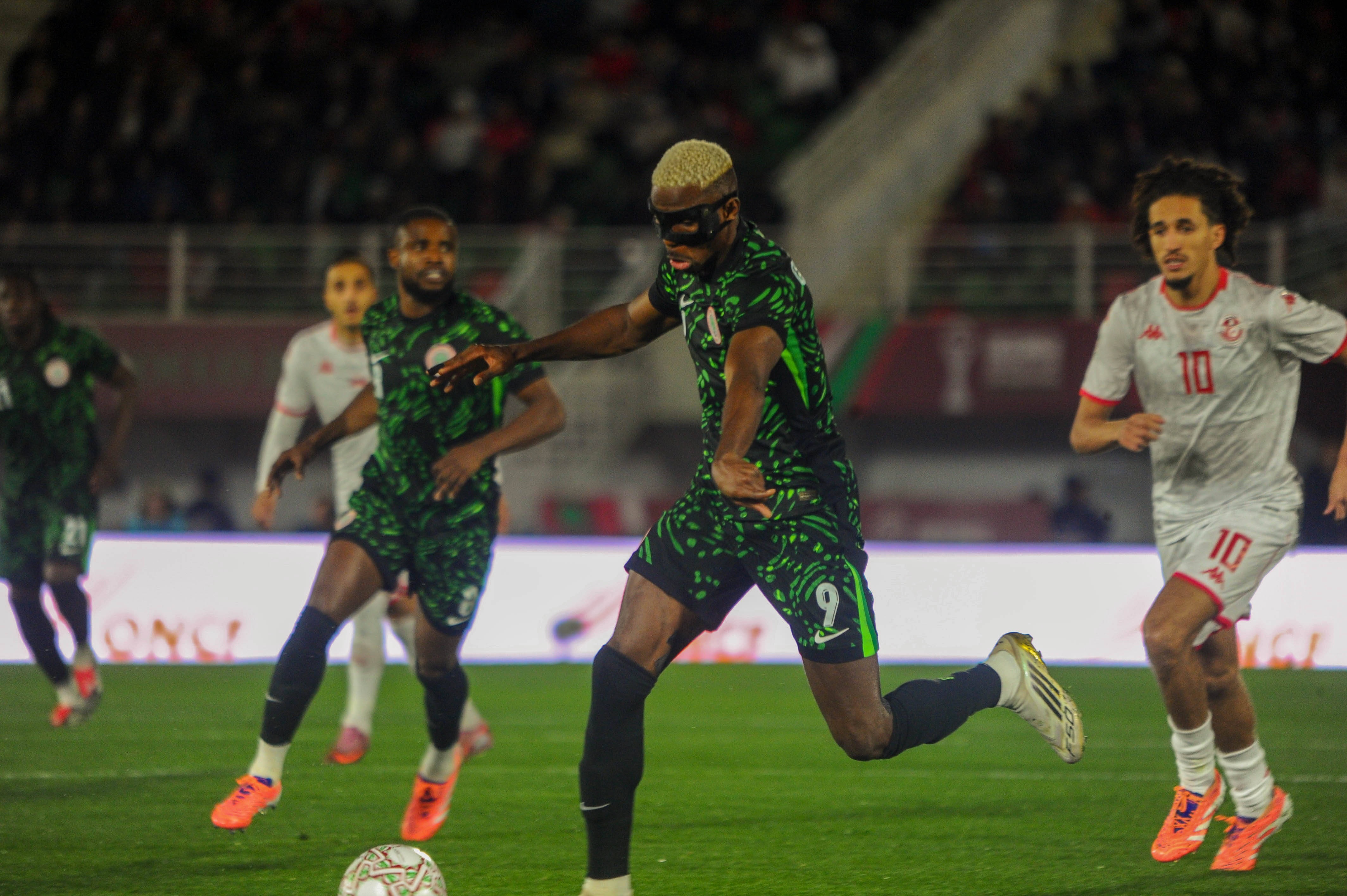 【球迷报道】豪华！奥斯梅恩卢克曼恩迪迪合造3球 身价1.2亿是突尼斯首发的3倍(图1)