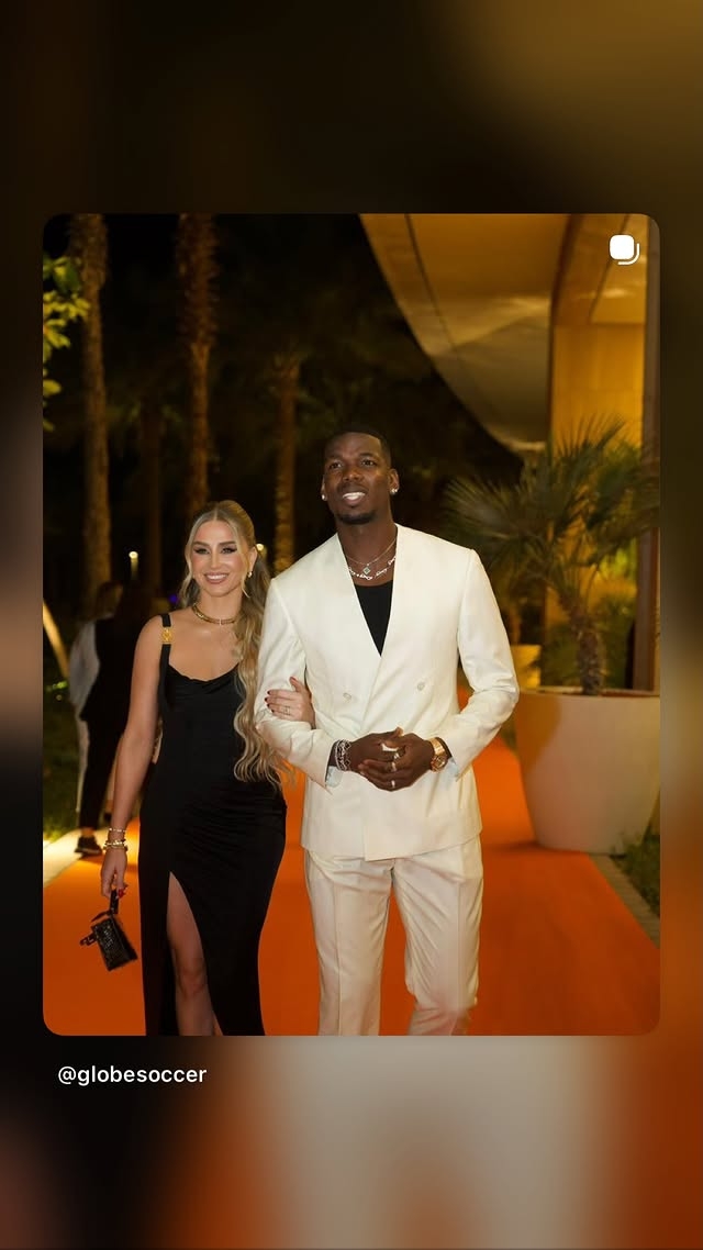 【你怎么看？】获最佳复出奖！32岁博格巴一身白衣出席颁奖，妻子着黑裙大秀长腿(图2)