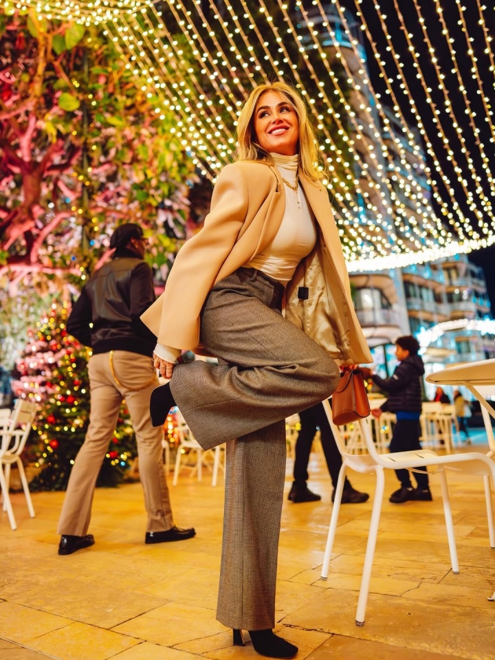 【你怎么看？】获最佳复出奖！32岁博格巴一身白衣出席颁奖，妻子着黑裙大秀长腿(图7)