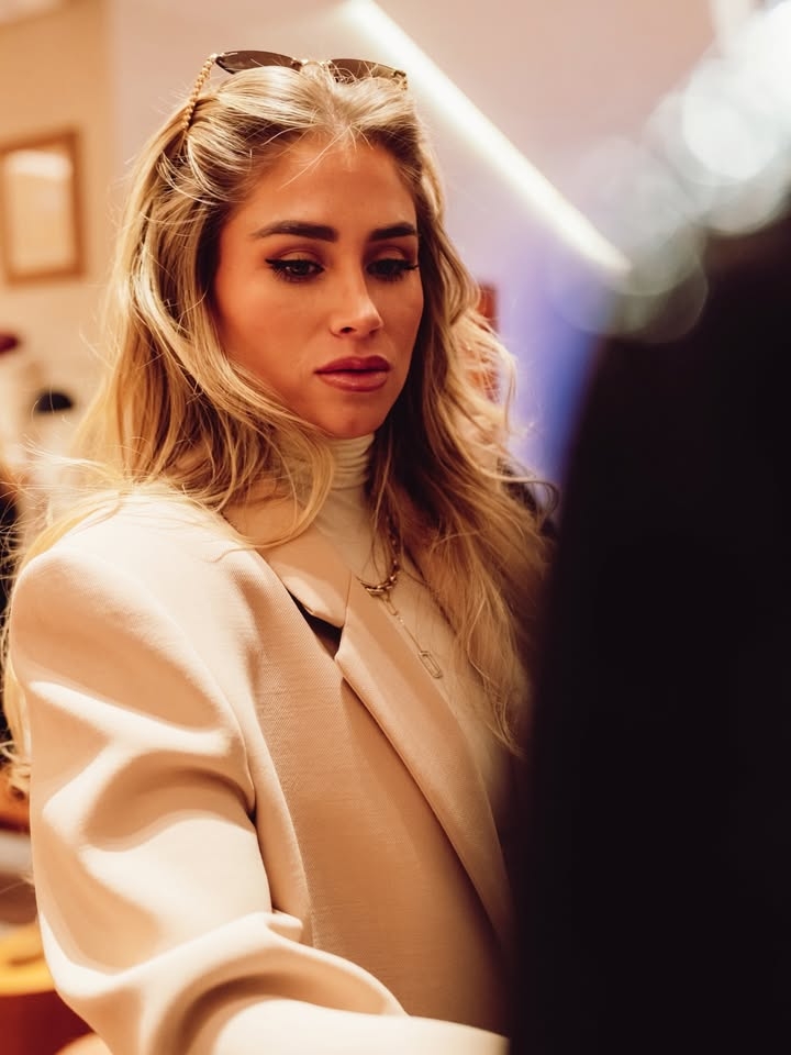 【你怎么看？】获最佳复出奖！32岁博格巴一身白衣出席颁奖，妻子着黑裙大秀长腿(图9)