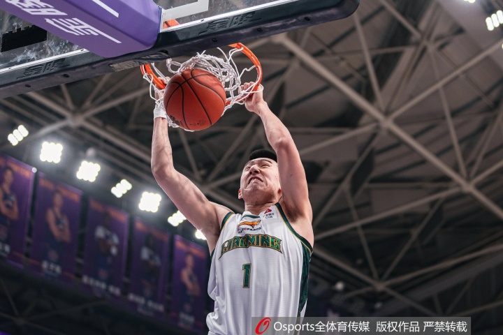 抢篮板很尽力！付豪独揽9篮板&抢5前场板 8中3多次吐饼仅得6分