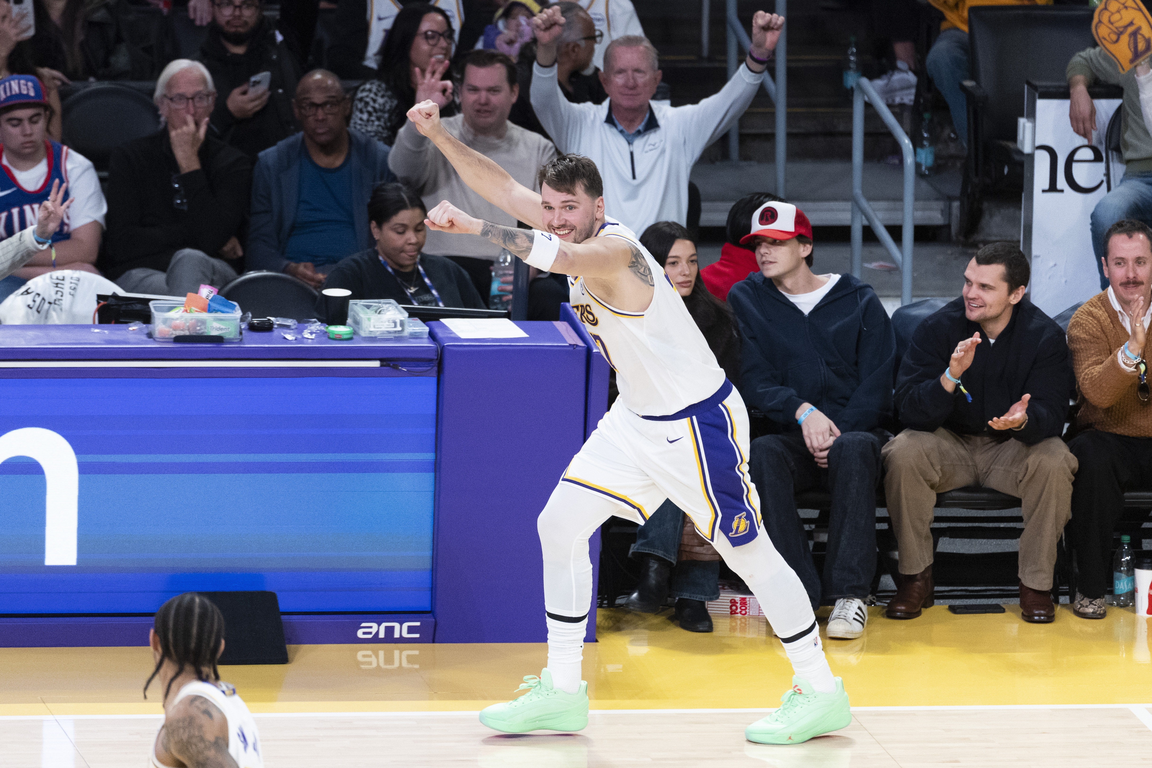 【东契奇】关键三分二连击！东契奇：我只是笑了 我必须继续在这方面努力(图1)