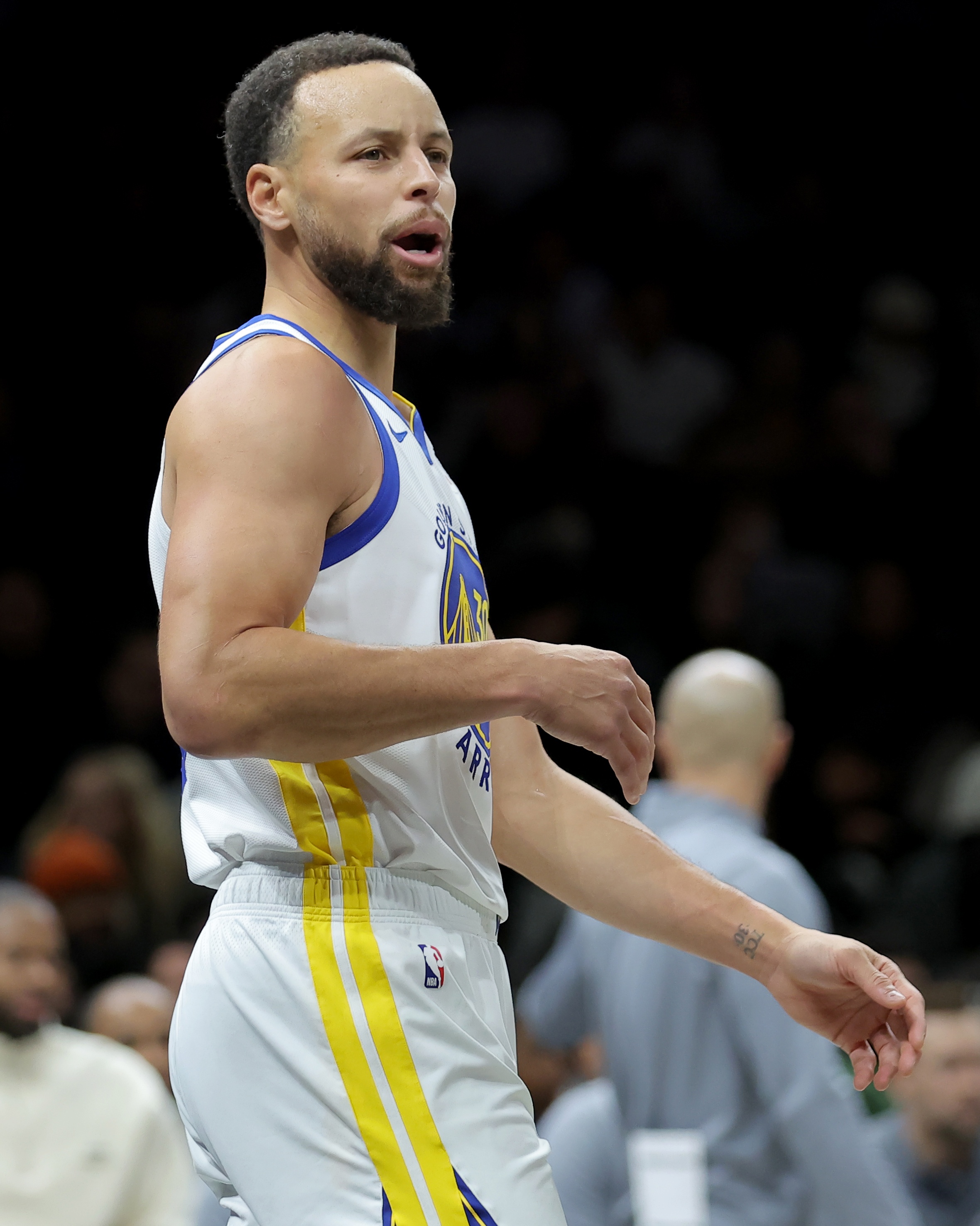 [库里]库里复出毫无益处！勇士图啥？为首轮游而毁掉抢字母哥的底牌？(图3)