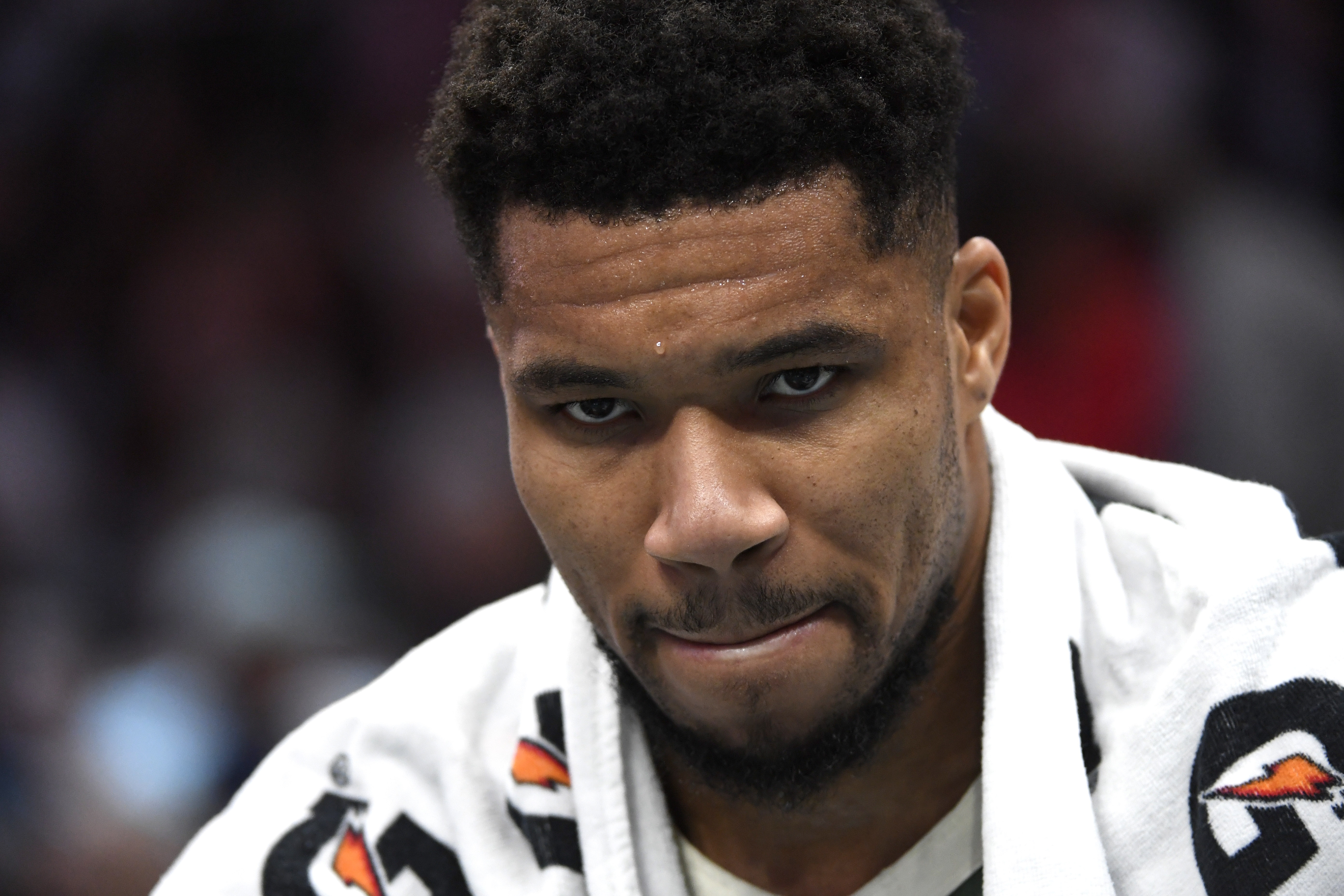 【球迷报道】功亏一篑！字母哥21中12空砍33分15板两双 错失绝杀&关键补篮没进(图1)