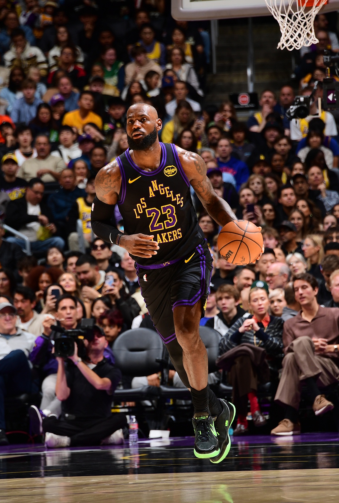 【湖人】詹姆斯:我们明白活塞的禁区得分能力 所以努力让他们从外线投篮(图1) 【湖人】詹姆斯:我们明白活塞的禁区得分能力 所以努力让他们从外线投篮(图1)