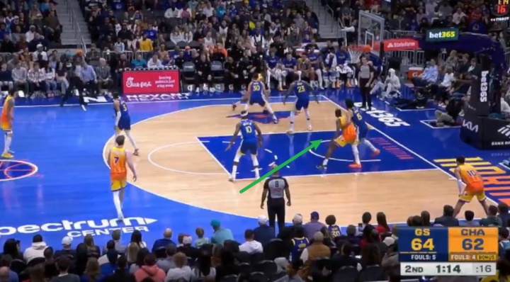 【球迷报道】反向库明加！桑托斯1回合防3个人并送大帽 回头拼前场板+三分球(图2)