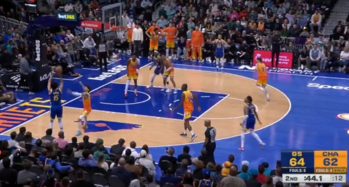 【球迷报道】反向库明加！桑托斯1回合防3个人并送大帽 回头拼前场板+三分球(图6)