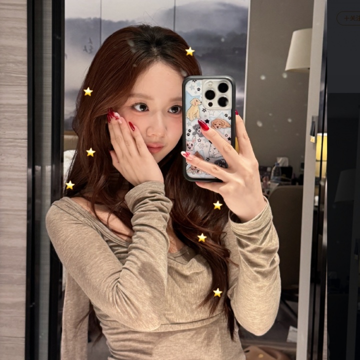 【万博电竞】戈曼妮晒照：忘记给大家看我的新年美甲