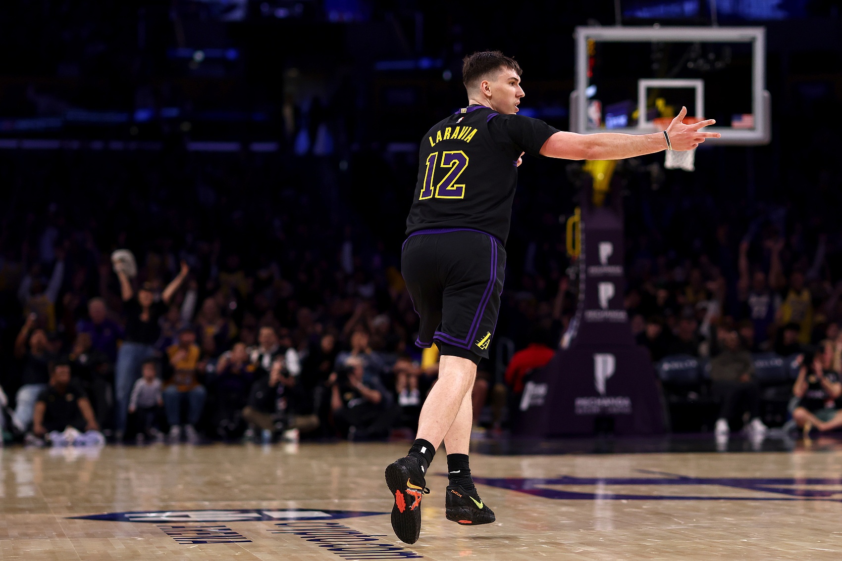 [推荐]雷迪克：我们一直给拉拉维亚灌输0.5秒策略接球就投 他攻防都棒(图1)