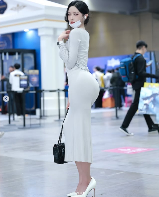 要注意的点太多了,看不过来🤤韩版《完蛋美女》演员晒照:紧身裙喜欢吗?