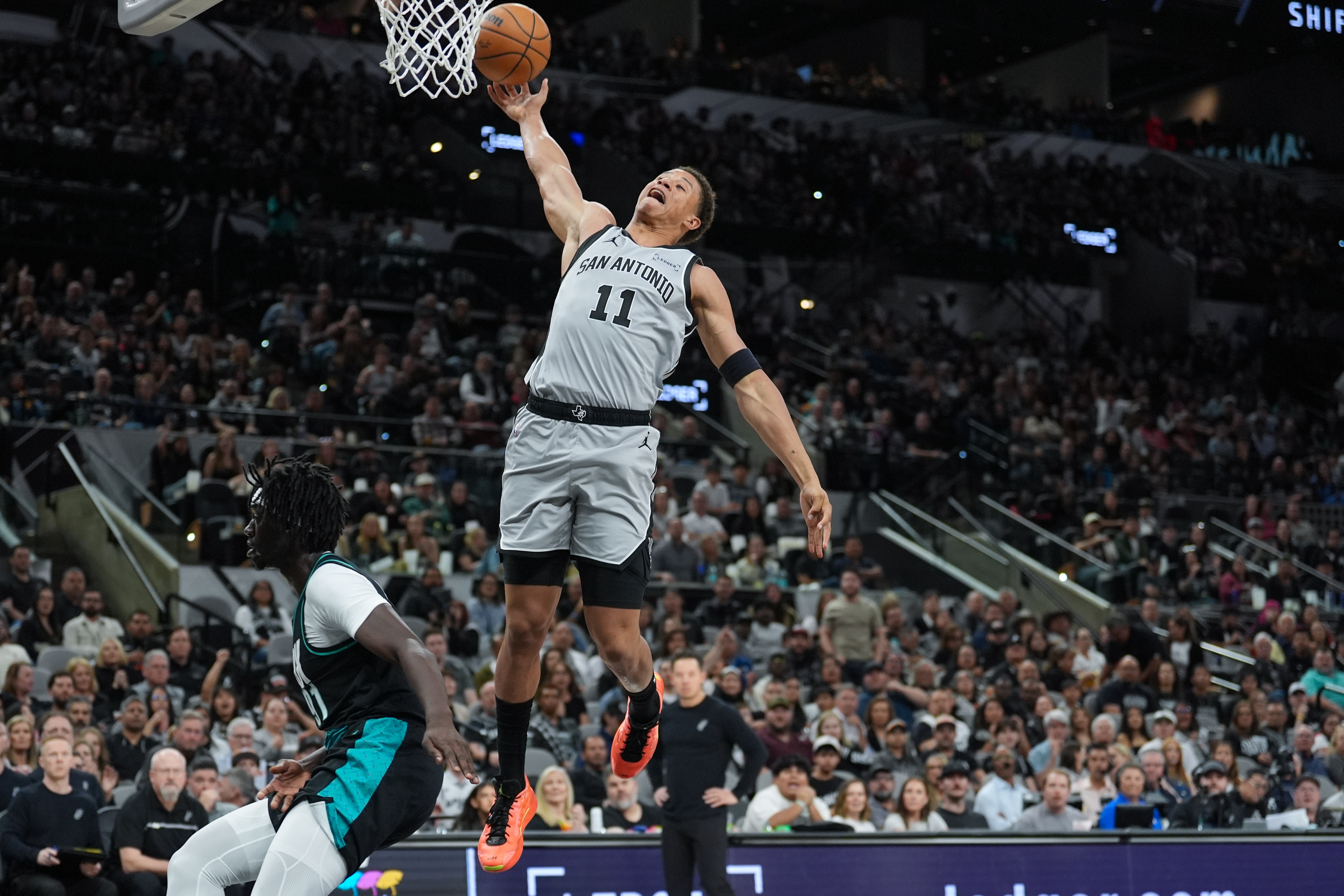 [你怎么看？]米奇：卡布很能扣但此前屡失扣篮 他现在把精力放到了正确之处(图1)