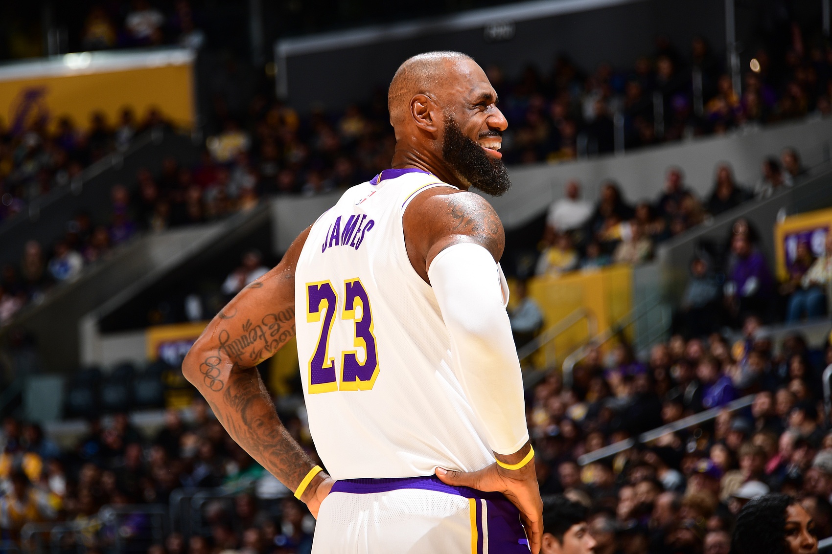 [推荐]詹姆斯谈接艾顿长传2+1：我受过训练 要跳到最高点才摘得下这种球(图1)