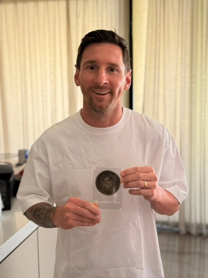 [体育资讯]杰出市民！梅西获罗萨里奥建城300周年纪念奖章 仅10枚专供大人物(图3)