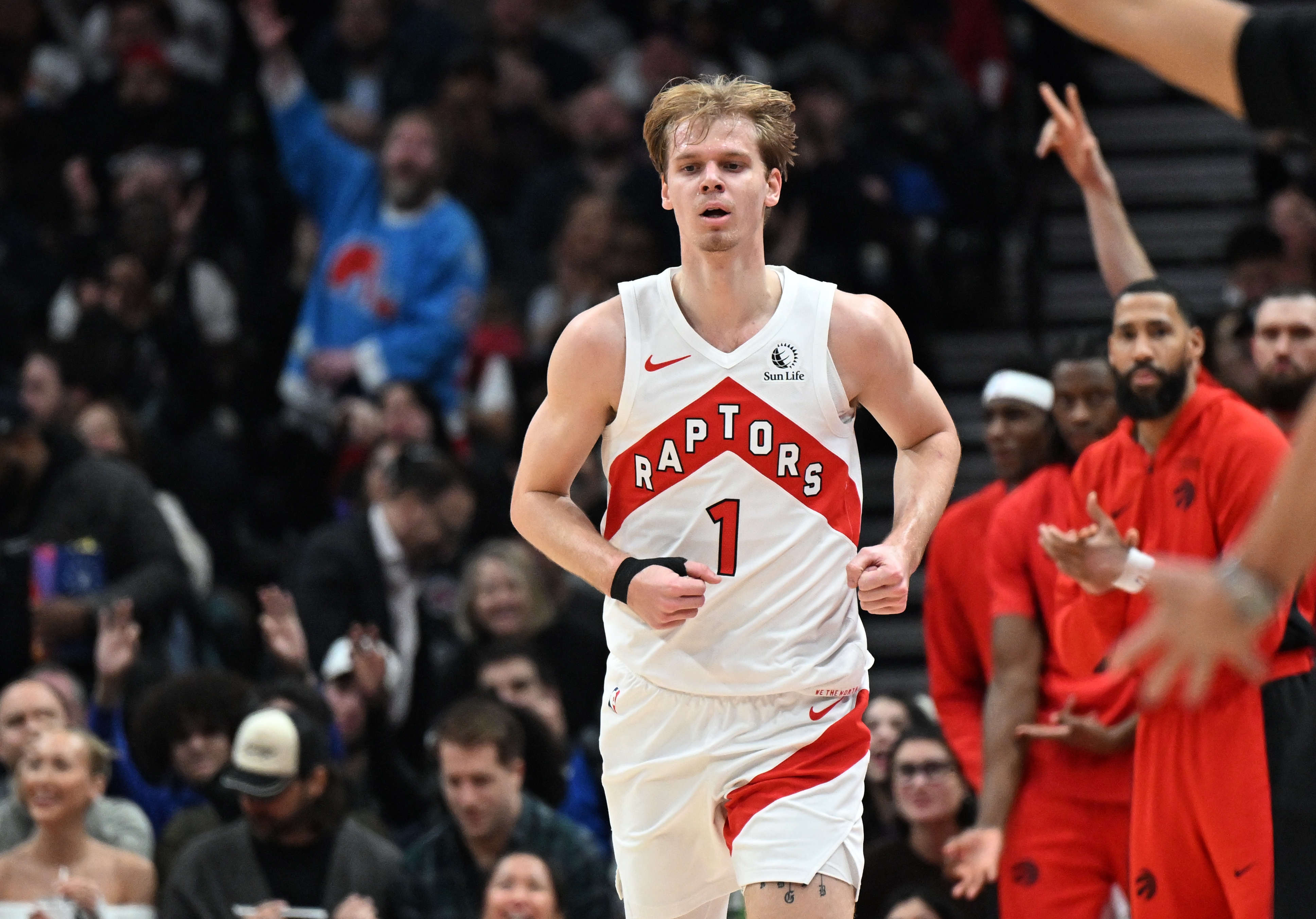 [球迷看点]莺歌：迪克今天第一个到达球馆训练要称赞他的努力 他做回了自己(图1)