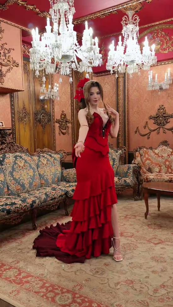 【万博电竞】艾什莉体模更新爱丽丝cos幕后花絮：爱丽丝的假发真的太重了！