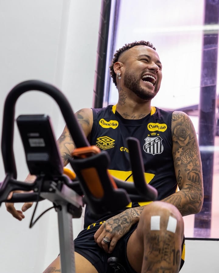 【体育报道】冲击世界杯！内马尔已回到桑托斯开始训练，膝盖手术刚半个月(图3)