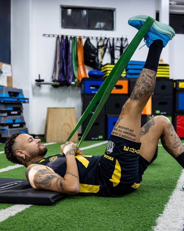 【体育报道】冲击世界杯！内马尔已回到桑托斯开始训练，膝盖手术刚半个月(图4)