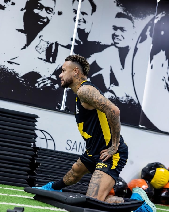 【体育报道】冲击世界杯！内马尔已回到桑托斯开始训练，膝盖手术刚半个月(图5)