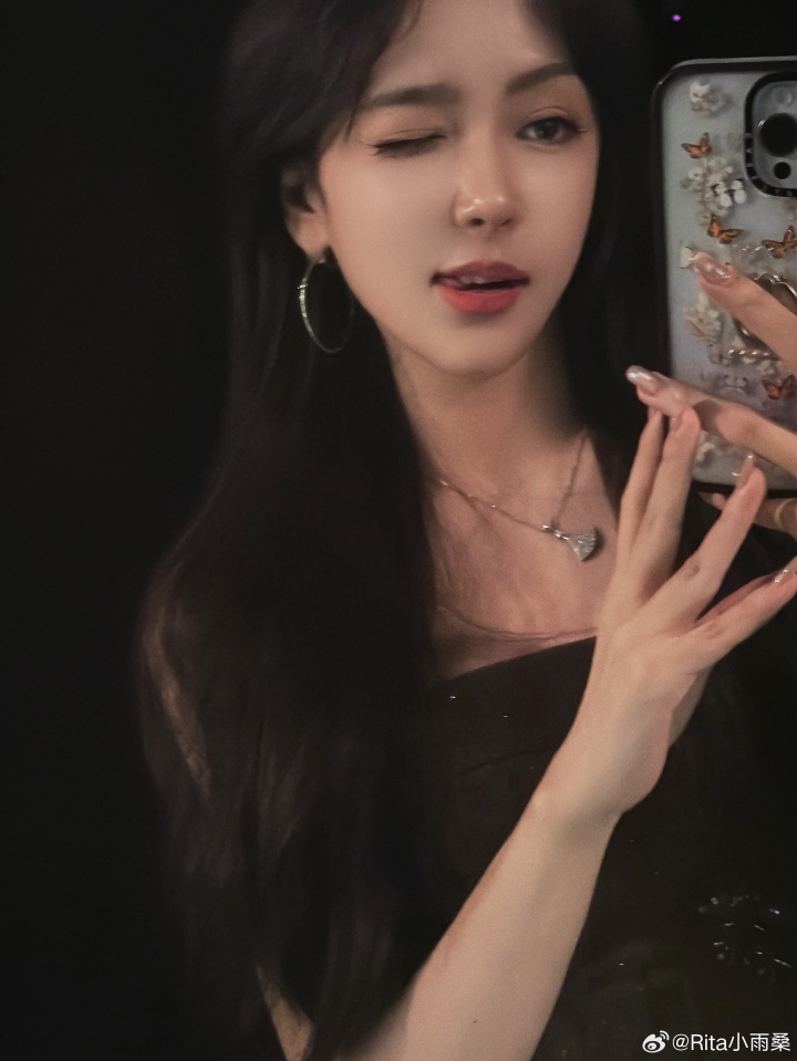 LPL官方解说Rita晒自拍照：你好，带你海斗！