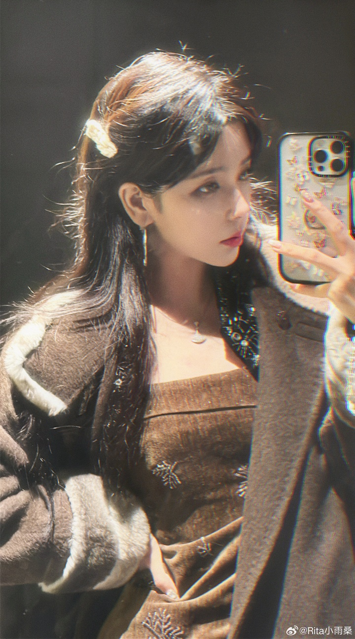 【蜗牛电竞】LPL官方解说Rita晒自拍照：你好，带你海斗！