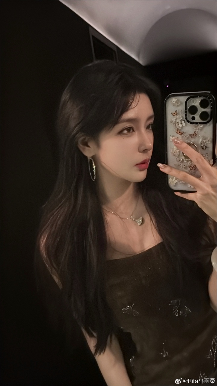 【蜗牛电竞】LPL官方解说Rita晒自拍照：你好，带你海斗！