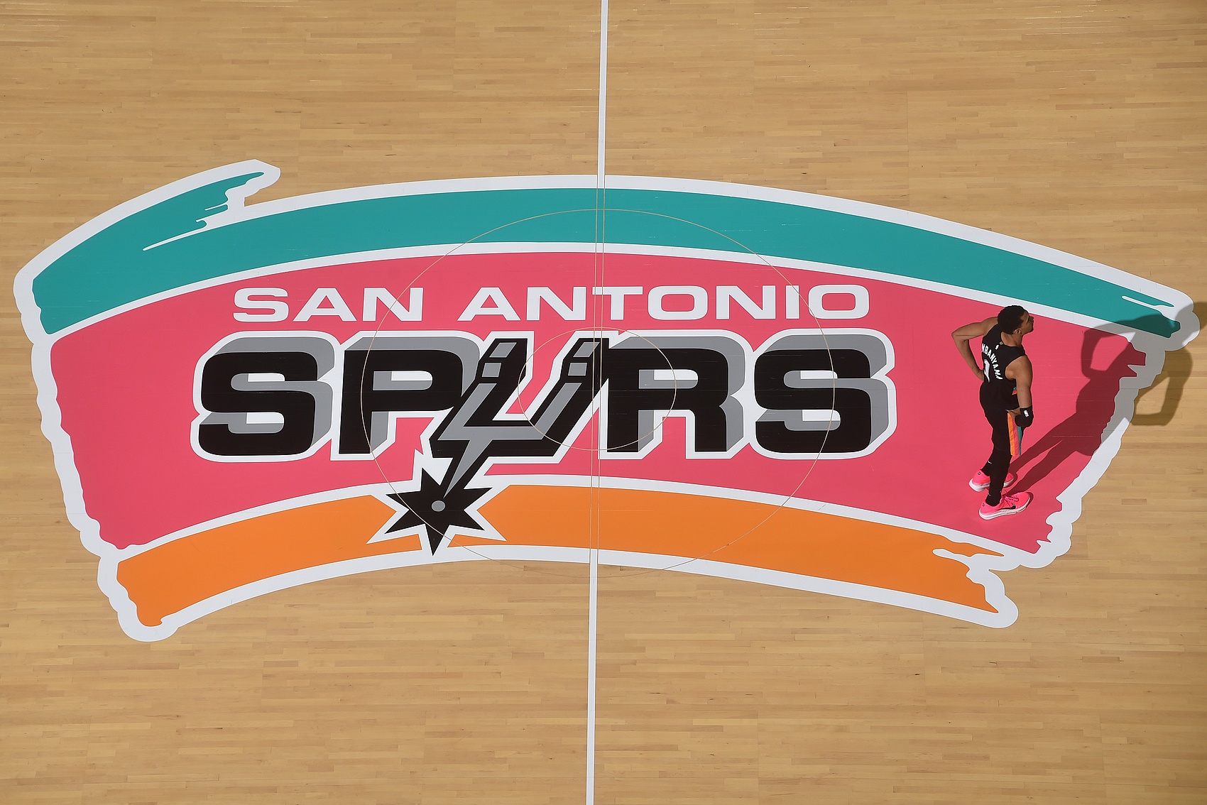 [推荐]队记：马刺活塞赛后有人在停车场被枪击 肩部&胸部中弹(图1)