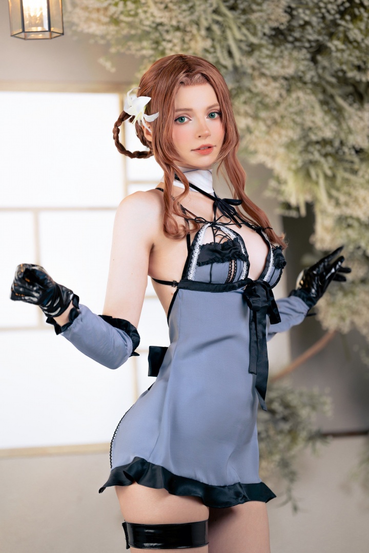 碍事梨体模COS爱丽丝：超短裙根本遮不住性感身材