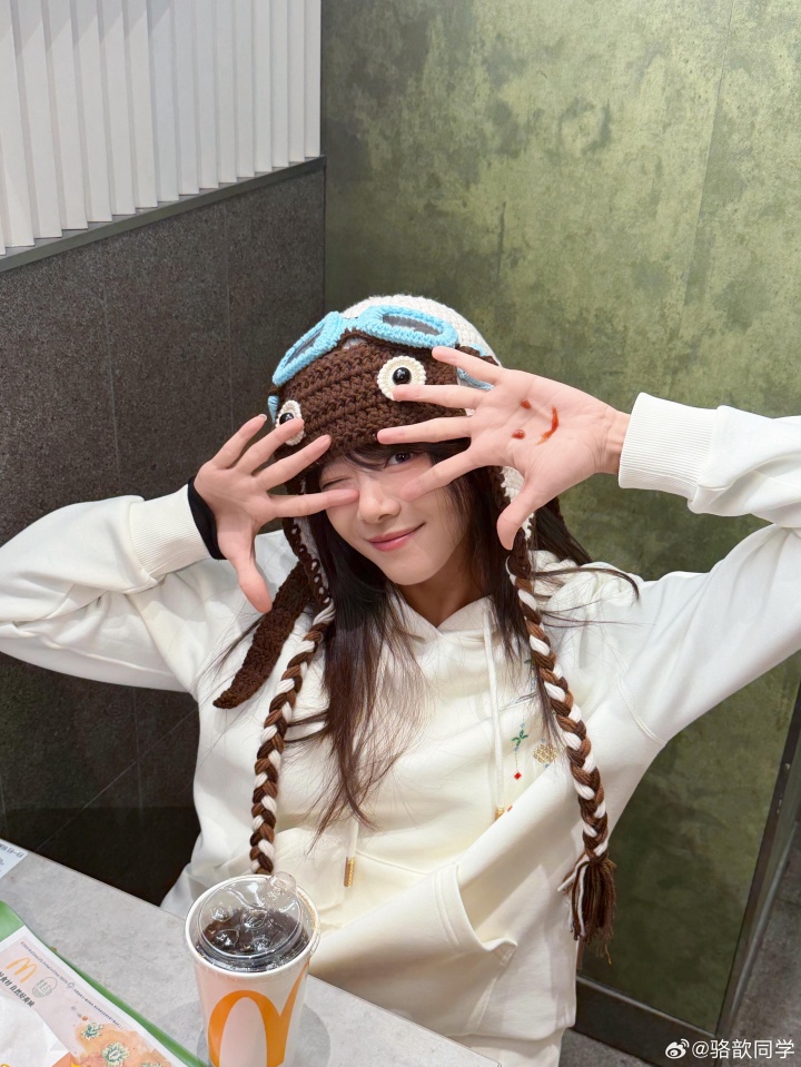 【万博电竞】主持骆歆更博晒照：新赛季新版本！那自然要搭配上新春战袍咯