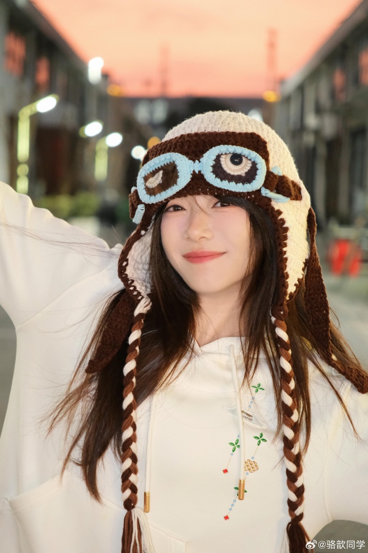 主持骆歆更博晒照：新赛季新版本！那自然要搭配上新春战袍咯