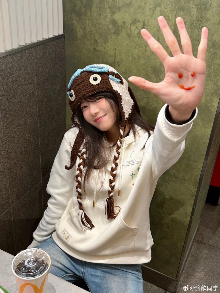 主持骆歆更博晒照：新赛季新版本！那自然要搭配上新春战袍咯