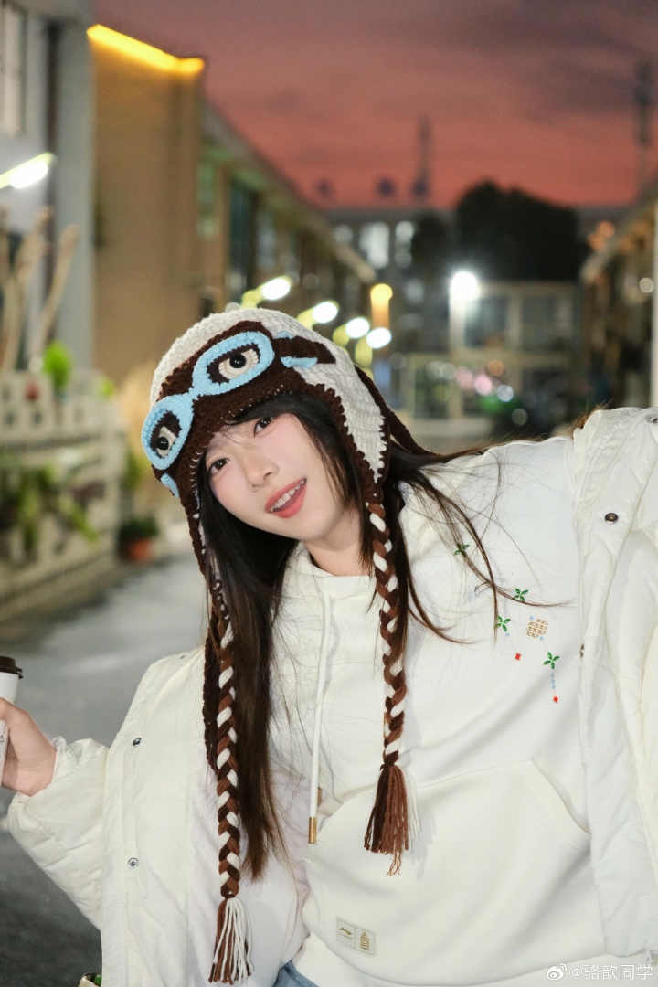 主持骆歆更博晒照：新赛季新版本！那自然要搭配上新春战袍咯