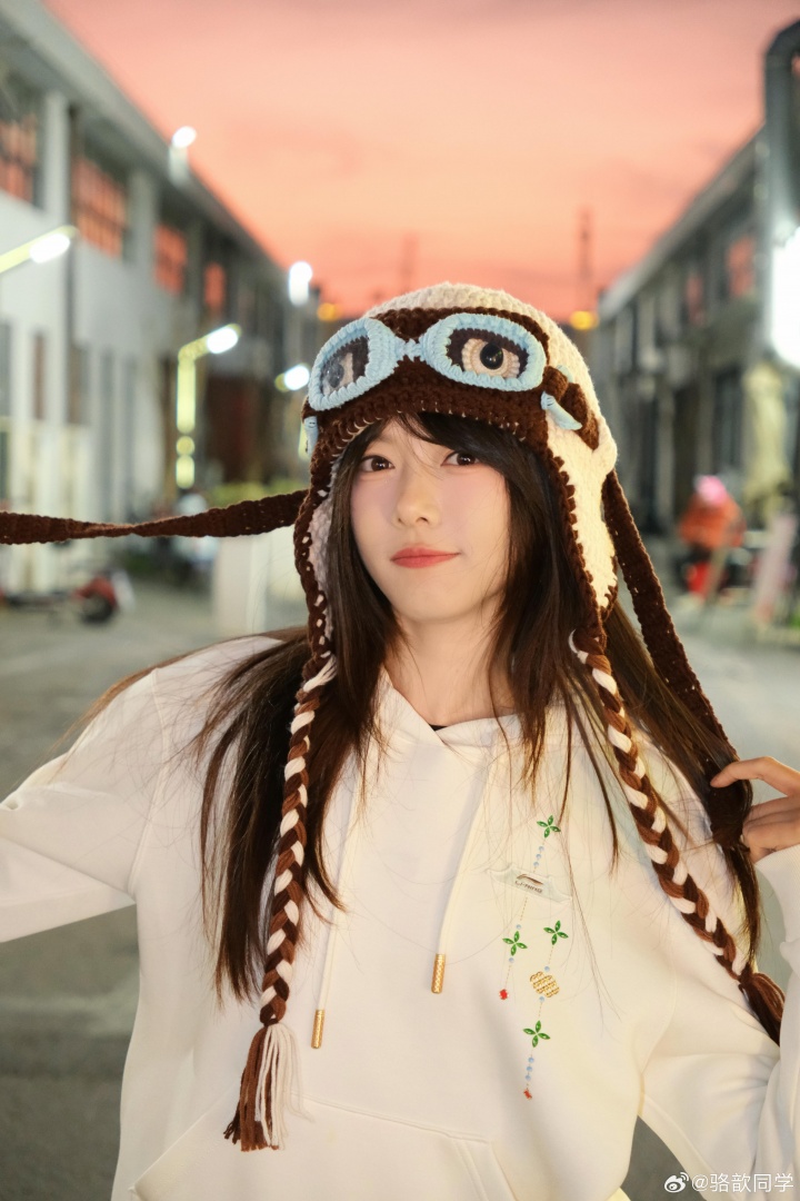 主持骆歆更博晒照：新赛季新版本！那自然要搭配上新春战袍咯