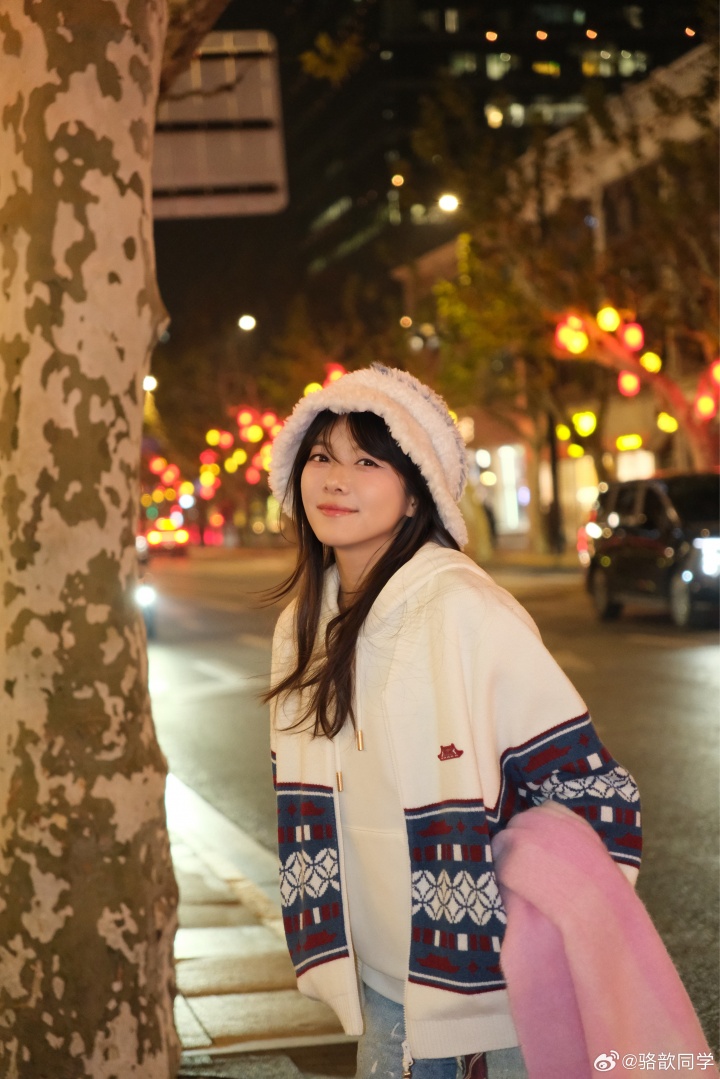 主持骆歆更博晒照：新赛季新版本！那自然要搭配上新春战袍咯