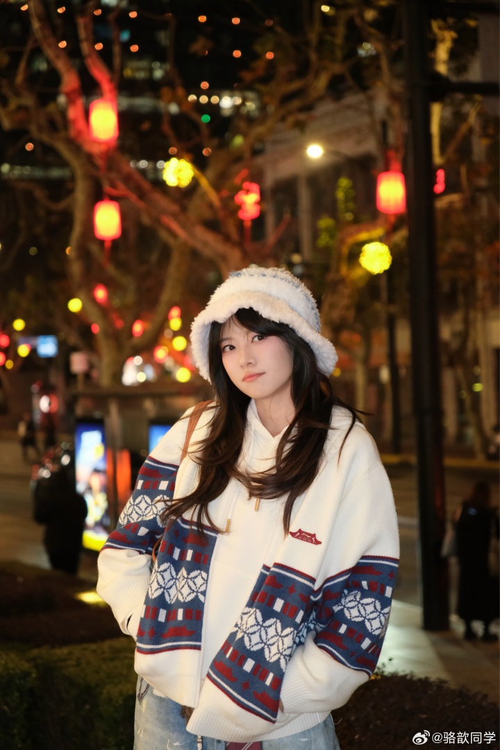 主持骆歆更博晒照：新赛季新版本！那自然要搭配上新春战袍咯